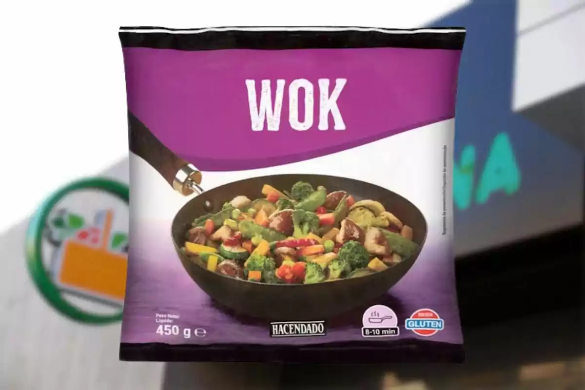 Bolsa de verduras congeladas para wok de la marca Hacendado con fondo de supermercado desenfocado