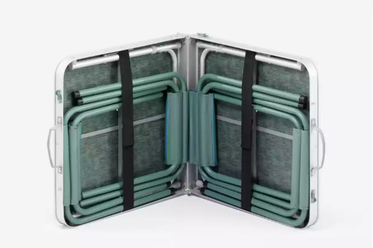 Mesa plegable de color verde con estructura metálica y asas laterales, mostrada en posición abierta y con patas dobladas en su interior Mesa plegable de color verde con estructura metálica y asas laterales, mostrada en posición abierta y con patas dobladas en su interior