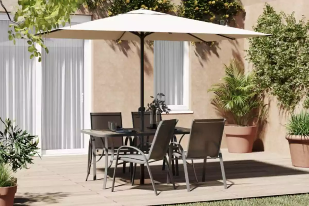 Terraza con mesa y sillas de jardín bajo una sombrilla grande rodeada de plantas en macetas y una pared color beige de fondo Terraza con mesa y sillas de jardín bajo una sombrilla grande rodeada de plantas en macetas y una pared color beige de fondo