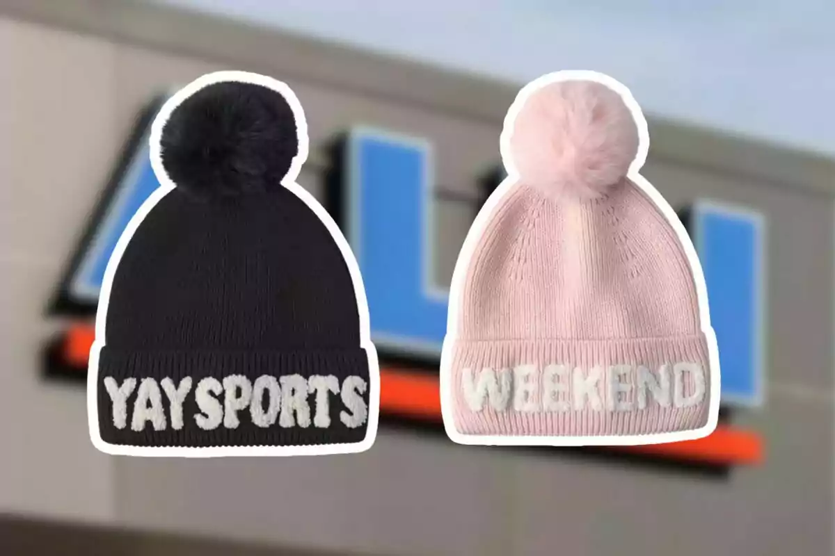 Dos gorros de lana con borla, uno negro con la frase YAY SPORTS y otro rosa con la palabra WEEKEND, sobre un fondo desenfocado de una tienda. Dos gorros de lana con borla, uno negro con la frase YAY SPORTS y otro rosa con la palabra WEEKEND, sobre un fondo desenfocado de una tienda.
