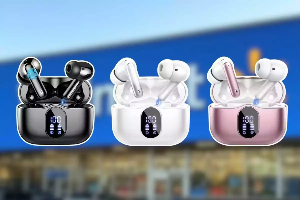 Tres estuches de audífonos inalámbricos con pantalla digital en colores negro, blanco y rosa sobre un fondo desenfocado de una tienda Tres estuches de audífonos inalámbricos con pantalla digital en colores negro, blanco y rosa sobre un fondo desenfocado de una tienda