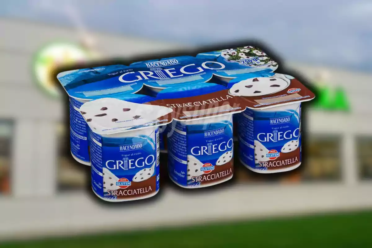 Pack de yogures griegos sabor stracciatella de la marca Hacendado sobre un fondo desenfocado de supermercado