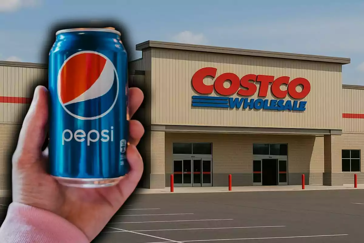 Persona sosteniendo una lata de Pepsi frente a la entrada de una tienda Costco Wholesale.