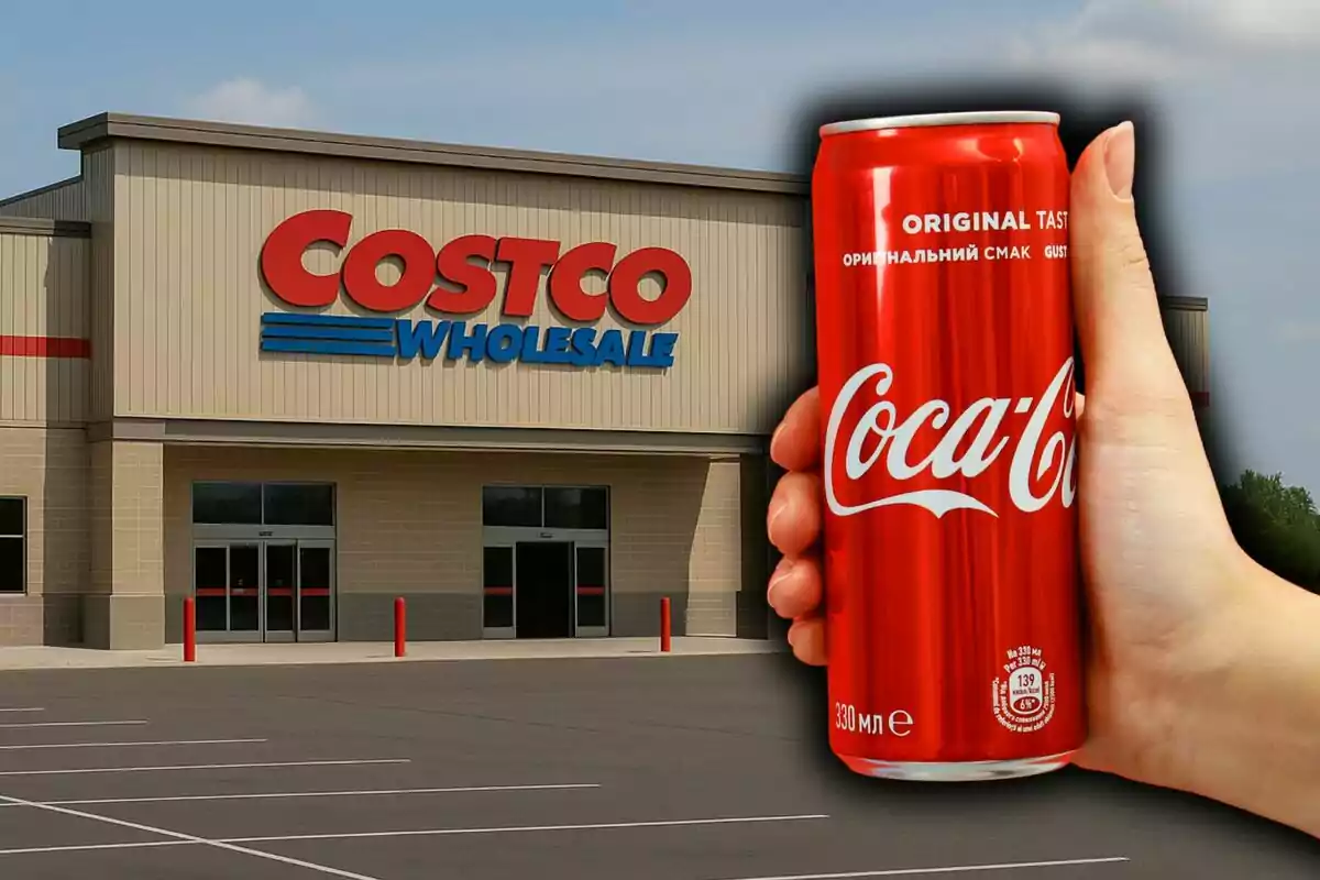 Persona sosteniendo una lata de Coca-Cola frente a una tienda de Costco Wholesale. Persona sosteniendo una lata de Coca-Cola frente a una tienda de Costco Wholesale.