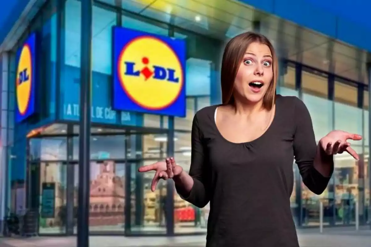 Mujer con expresión de sorpresa y confusión frente a una tienda Lidl