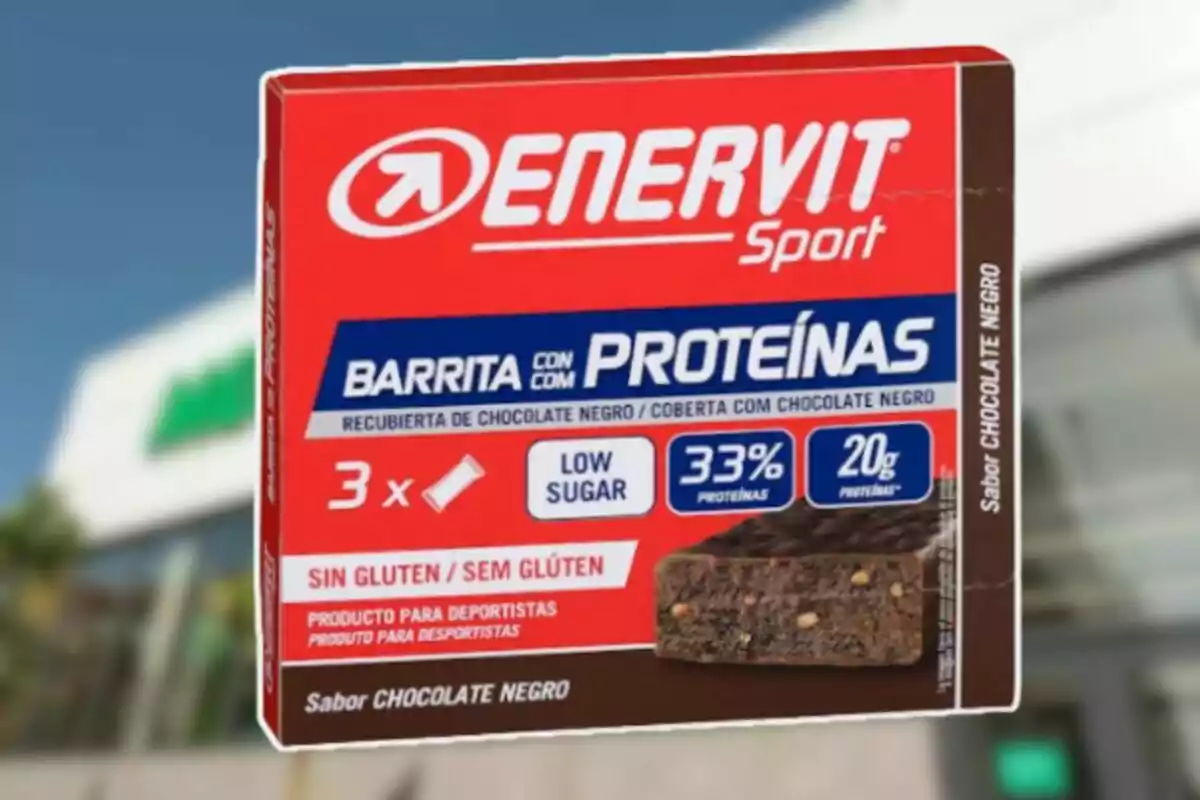 Caja de barritas de proteínas Enervit Sport sabor chocolate negro sin gluten para deportistas con 33 por ciento de proteínas y bajo contenido de azúcar Caja de barritas de proteínas Enervit Sport sabor chocolate negro sin gluten para deportistas con 33 por ciento de proteínas y bajo contenido de azúcar