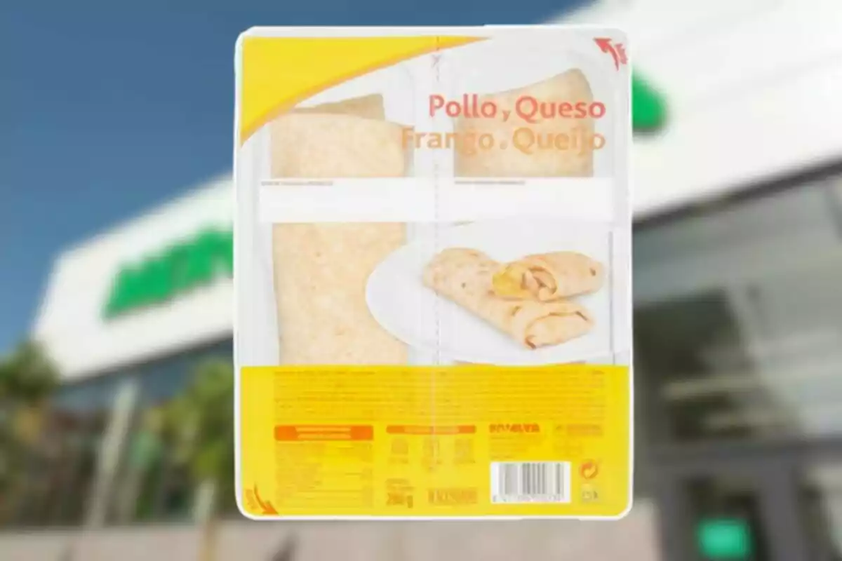 Envase de tortillas rellenas de pollo y queso con la etiqueta en español y portugués sostenido frente a una tienda Envase de tortillas rellenas de pollo y queso con la etiqueta en español y portugués sostenido frente a una tienda