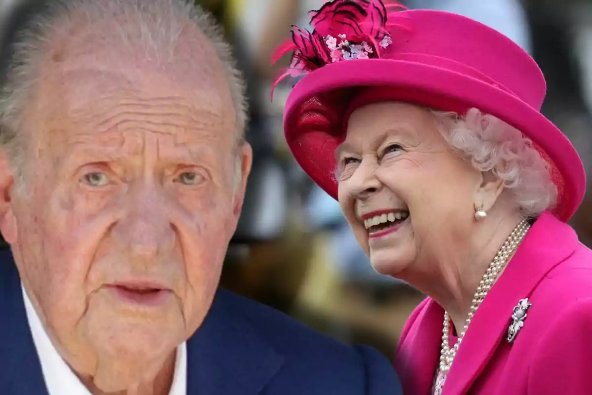 Juan Carlos I con expresión seria está junto a Isabel II sonriente vestida con un llamativo conjunto rosa y sombrero adornado
