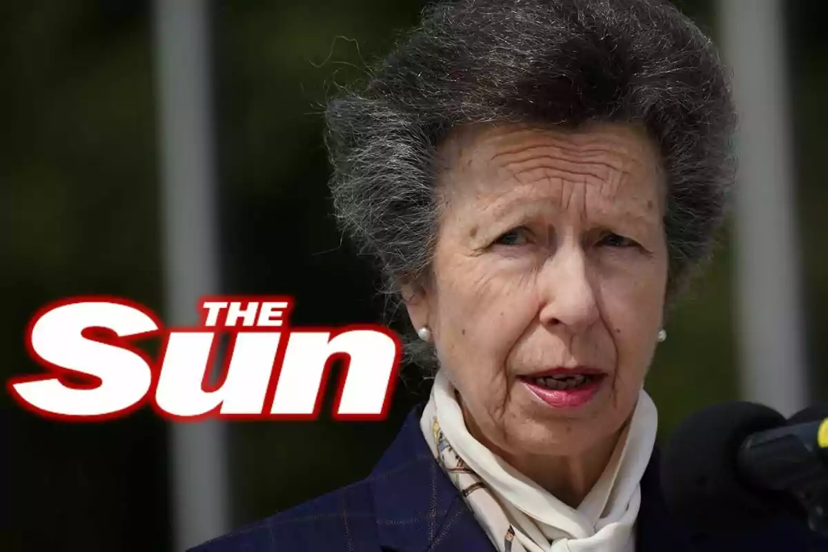 La princesa Ana hablando frente a un micrófono con el logo de The Sun en la imagen
