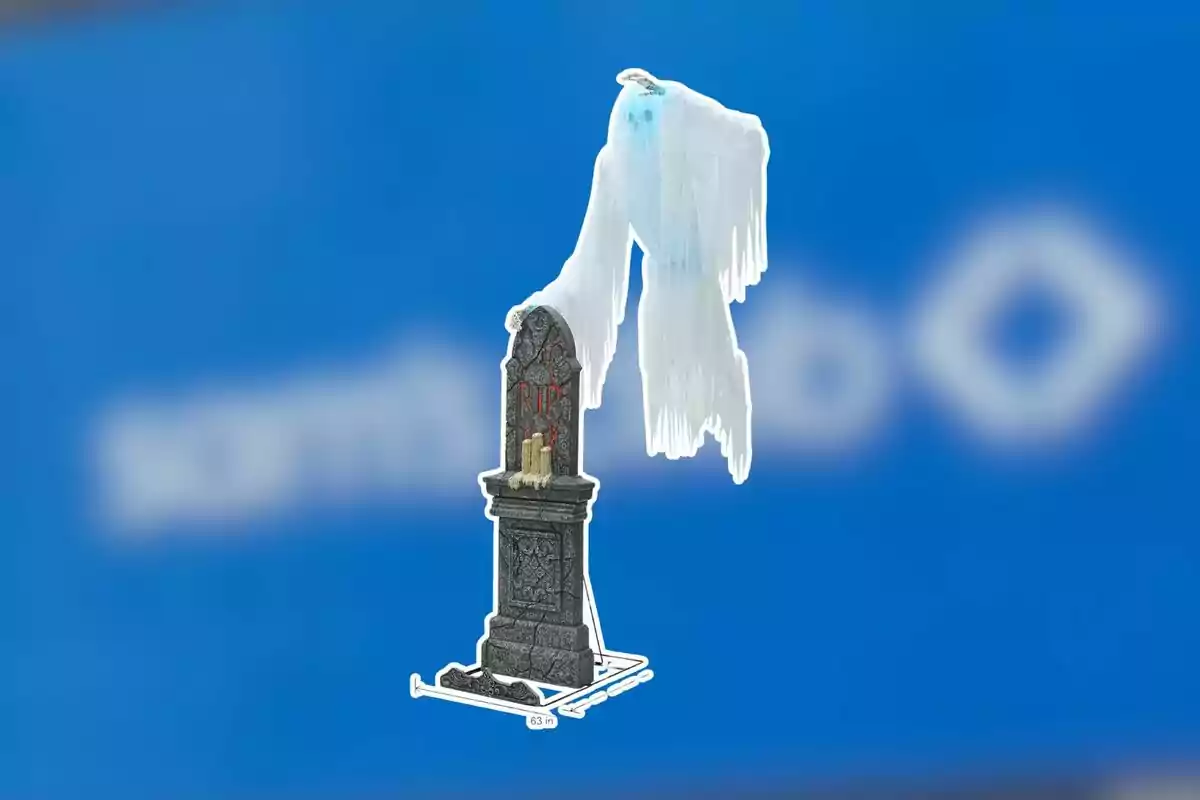 Fantasma decorativo blanco flotando sobre una lápida de cementerio con velas y la inscripción RIP sobre un fondo azul desenfocado Fantasma decorativo blanco flotando sobre una lápida de cementerio con velas y la inscripción RIP sobre un fondo azul desenfocado