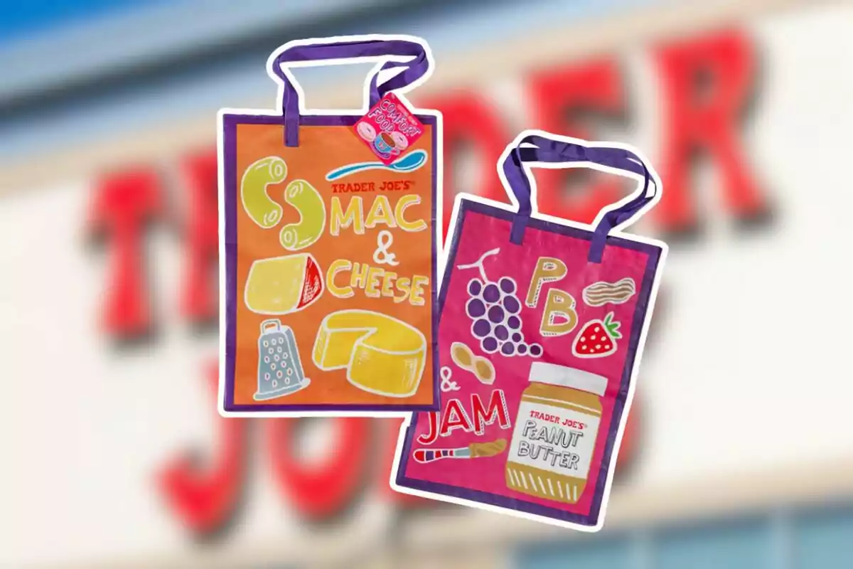 Dos bolsas reutilizables de Trader Joe's con ilustraciones coloridas de macarrones con queso y mantequilla de maní con mermelada sobre un fondo desenfocado del letrero de la tienda. Dos bolsas reutilizables de Trader Joe's con ilustraciones coloridas de macarrones con queso y mantequilla de maní con mermelada sobre un fondo desenfocado del letrero de la tienda.