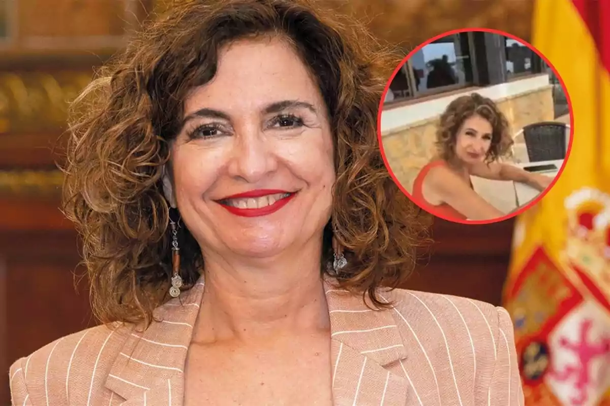 Mujer de cabello rizado y sonrisa amplia con un fondo de bandera española y un recuadro mostrando a la misma mujer sentada en una terraza
