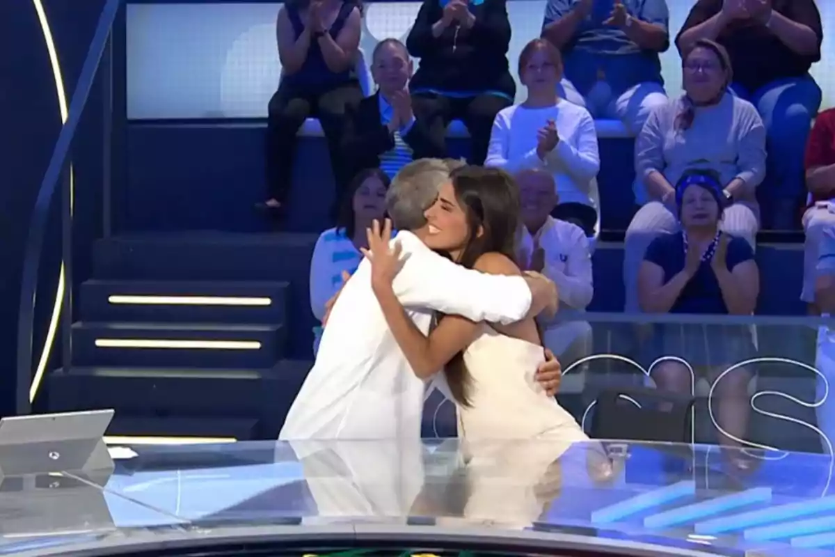 Roberto Leal y Lidia Torrent se abrazan sonrientes en un set de televisión mientras el público aplaude en el fondo. Captura de 'Pasapalabra' Roberto Leal y Lidia Torrent se abrazan sonrientes en un set de televisión mientras el público aplaude en el fondo. Captura de 'Pasapalabra'