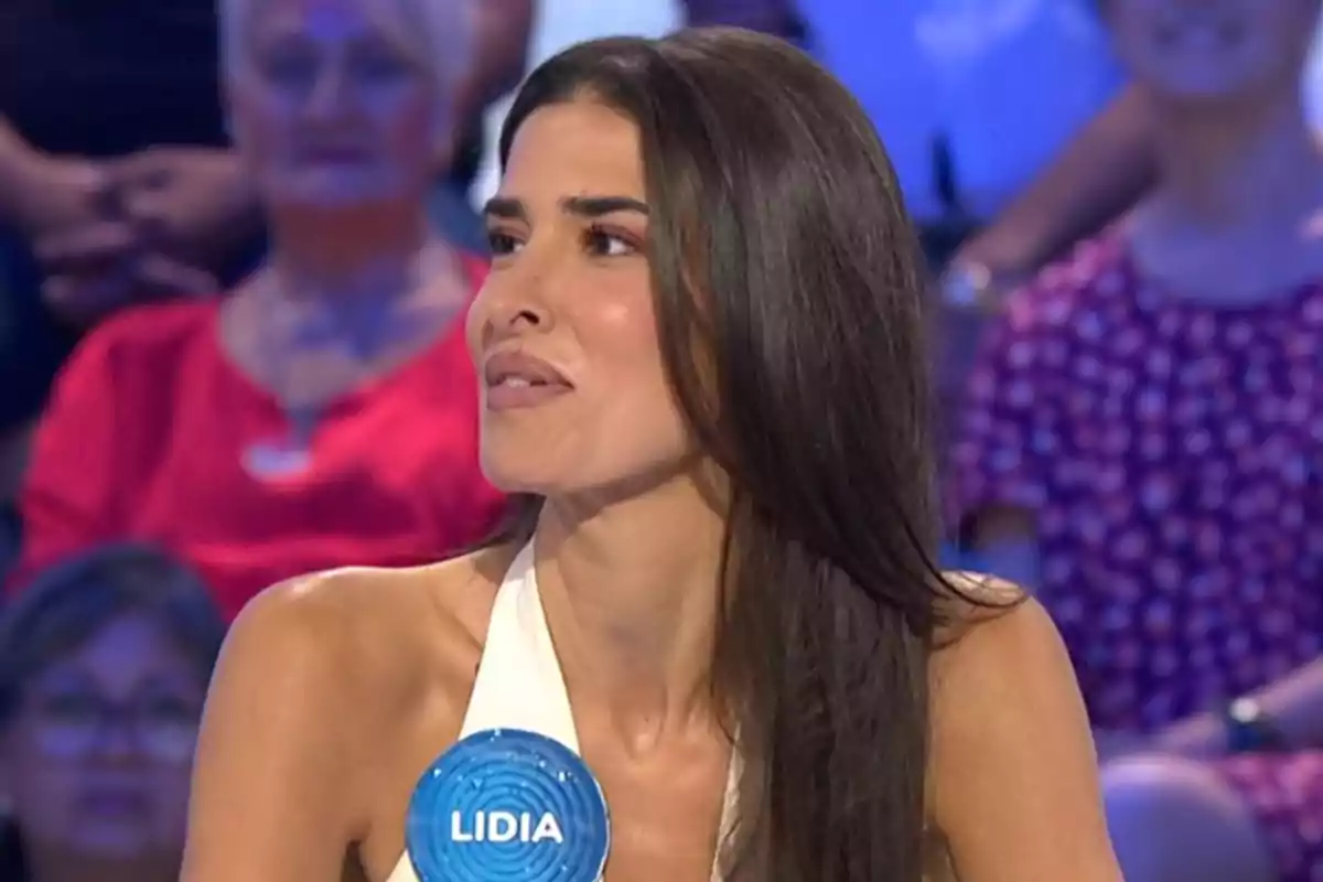 Lidia Torrent con una placa azul que dice Lidia participando en un programa de televisión con público de fondo. Captura de 'Pasapalabra' Lidia Torrent con una placa azul que dice Lidia participando en un programa de televisión con público de fondo. Captura de 'Pasapalabra'