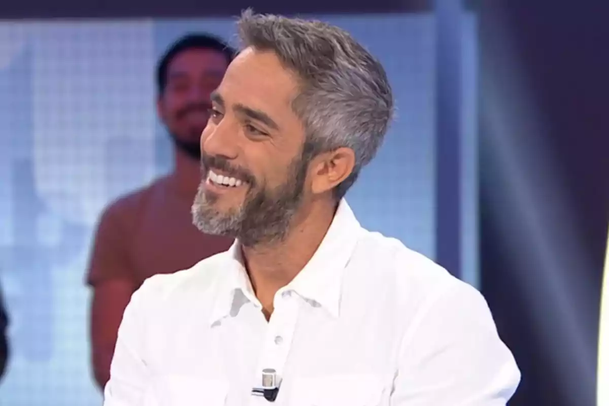 Roberto Leal sonriendo mientras está sentado en un estudio de televisión con camisa blanca. Captura de 'Pasapalabra' Roberto Leal sonriendo mientras está sentado en un estudio de televisión con camisa blanca. Captura de 'Pasapalabra'