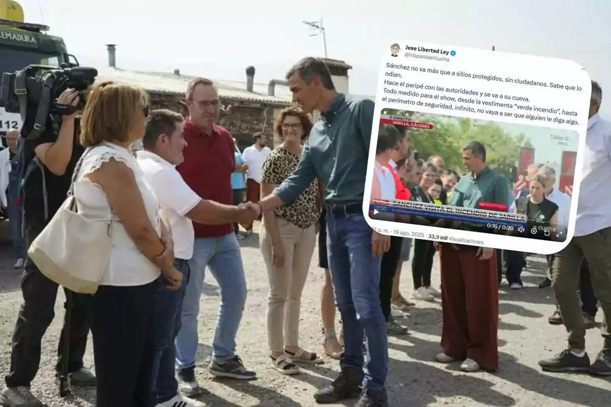 Un grupo de personas saluda a un hombre alto vestido con camisa azul y pantalón vaquero mientras una cámara de televisión graba la escena y en la parte superior derecha aparece una captura de pantalla de una publicación en redes sociales con una imagen similar y texto superpuesto.