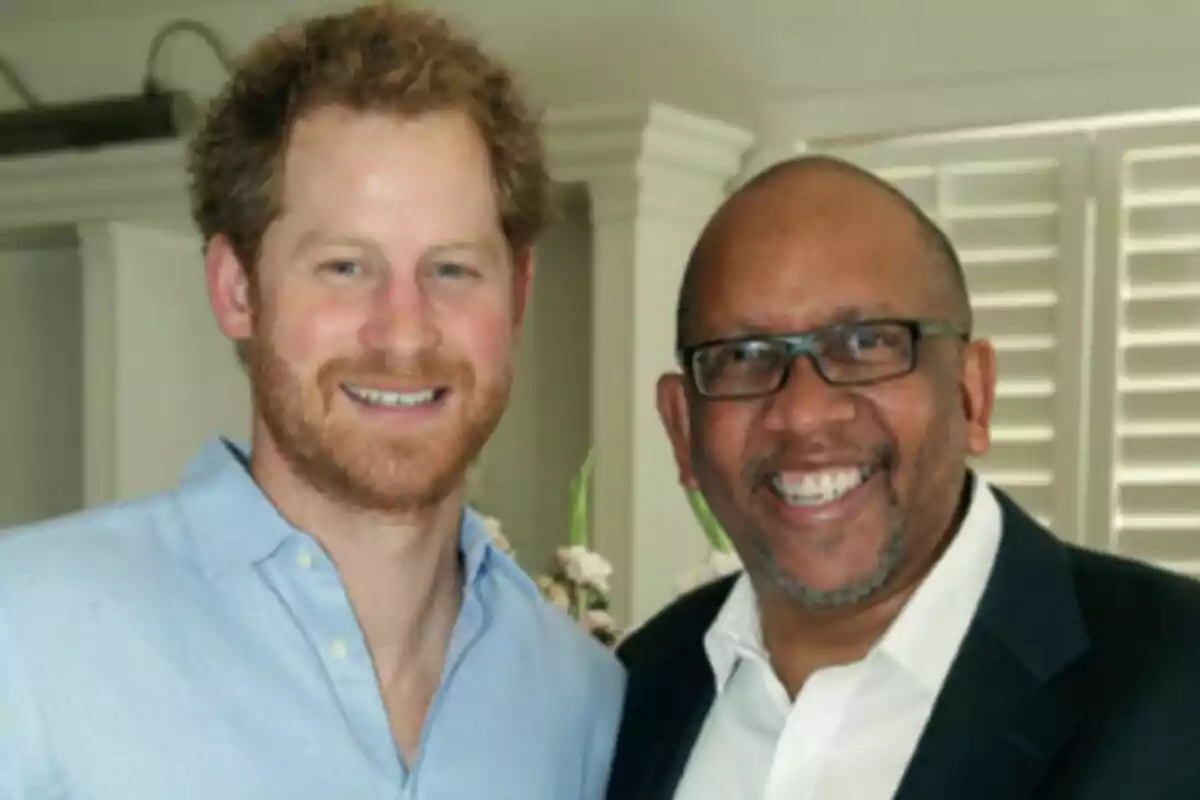 Dos hombres sonríen juntos en un ambiente interior iluminado Dos hombres sonríen juntos en un ambiente interior iluminado