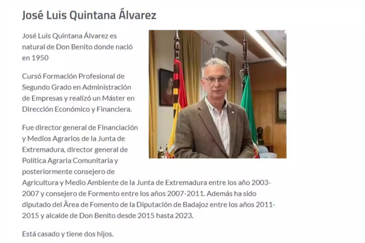 José Luis Quintana Álvarez aparece de pie en una oficina junto a banderas oficiales, vistiendo saco marrón y camisa clara, acompañado de un texto que describe su trayectoria profesional y cargos públicos en Extremadura y Don Benito José Luis Quintana Álvarez aparece de pie en una oficina junto a banderas oficiales, vistiendo saco marrón y camisa clara, acompañado de un texto que describe su trayectoria profesional y cargos públicos en Extremadura y Don Benito