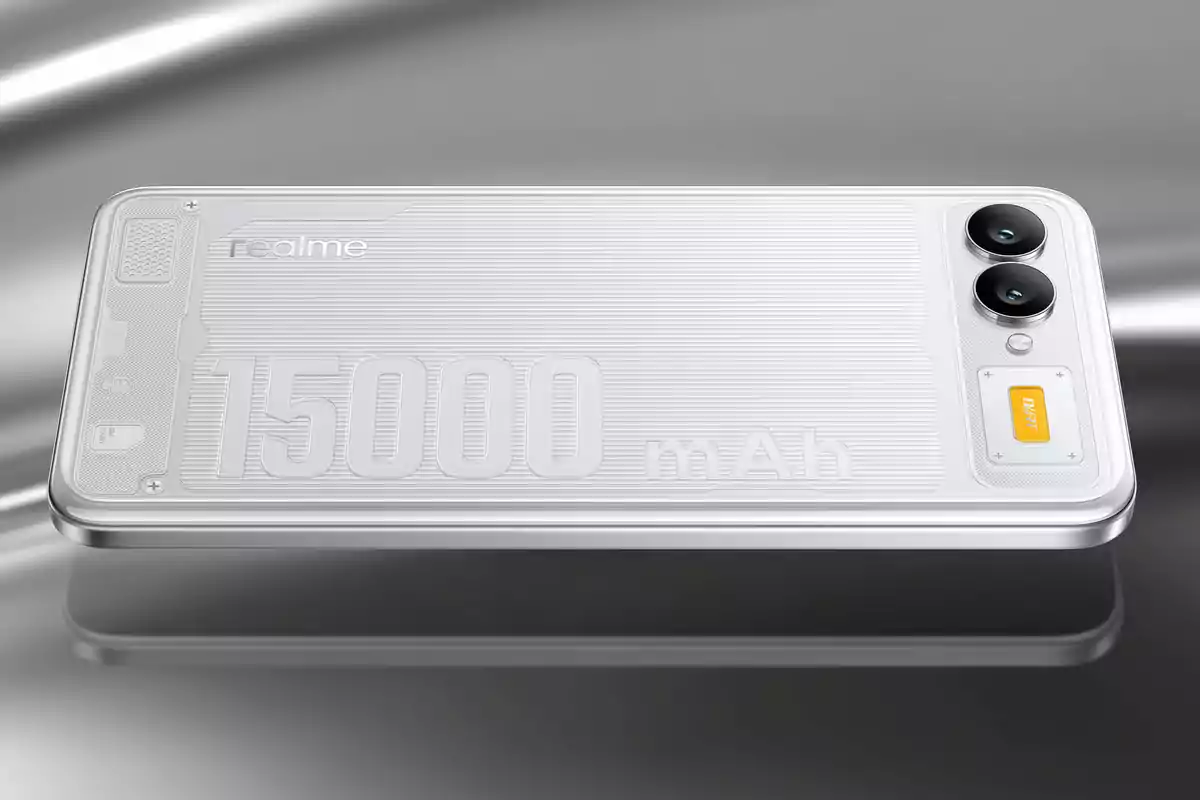 Teléfono inteligente Realme plateado con dos cámaras traseras y una batería de 15000 mAh grabada en la carcasa