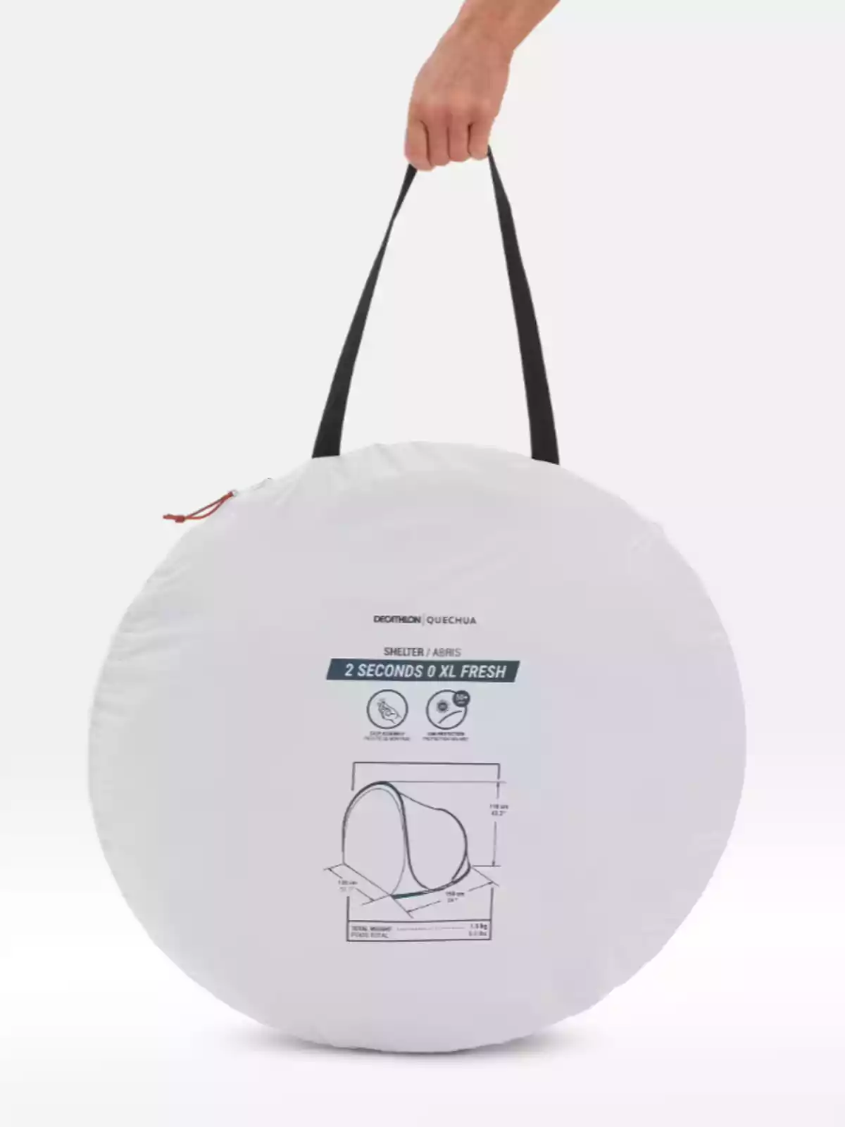 Persona sosteniendo una funda circular blanca con asa negra que contiene una tienda de campaña portátil Persona sosteniendo una funda circular blanca con asa negra que contiene una tienda de campaña portátil