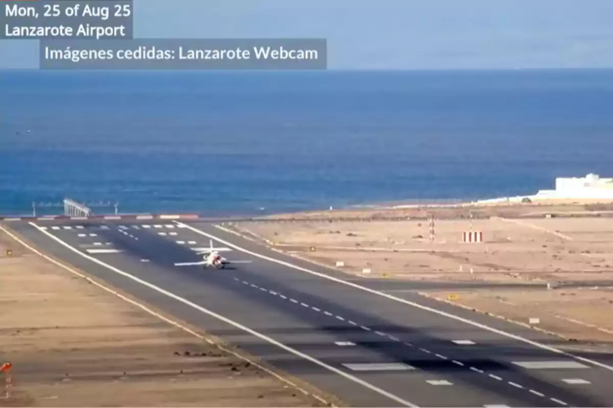 Avión en la pista de aterrizaje del aeropuerto de Lanzarote con el mar al fondo en un día soleado Avión en la pista de aterrizaje del aeropuerto de Lanzarote con el mar al fondo en un día soleado