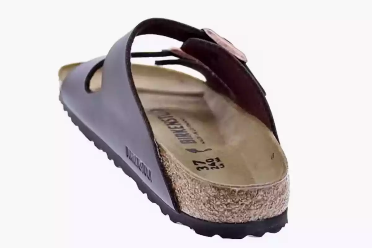 Sandalia Birkenstock de color marrón vista desde la parte trasera mostrando la suela y la plantilla ergonómica Sandalia Birkenstock de color marrón vista desde la parte trasera mostrando la suela y la plantilla ergonómica