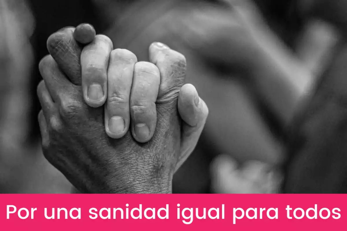 Dos manos entrelazadas en blanco y negro con un mensaje en la parte inferior que dice por una sanidad igual para todos