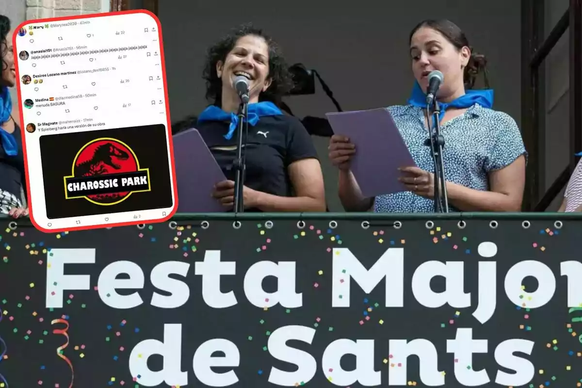 Dos mujeres con pañuelos azules en el cuello leen en un escenario durante la Festa Major de Sants mientras en la esquina superior izquierda aparece un montaje con tuits y una imagen que parodia el logo de Jurassic Park con el texto Charossic Park