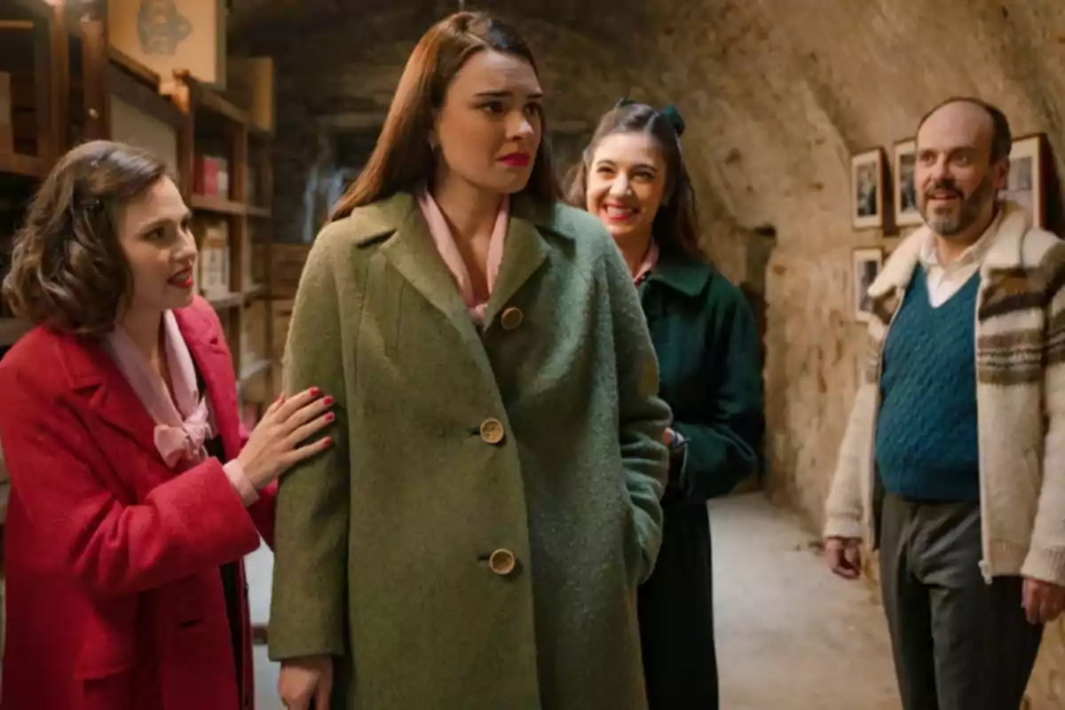 Fina, Carmen, Claudia y Gaspar con ropa de época están en una habitación subterránea, dos mujeres sonríen mientras otra parece preocupada y un hombre observa la escena. Captura de 'Sueños de libertad' Fina, Carmen, Claudia y Gaspar con ropa de época están en una habitación subterránea, dos mujeres sonríen mientras otra parece preocupada y un hombre observa la escena. Captura de 'Sueños de libertad'