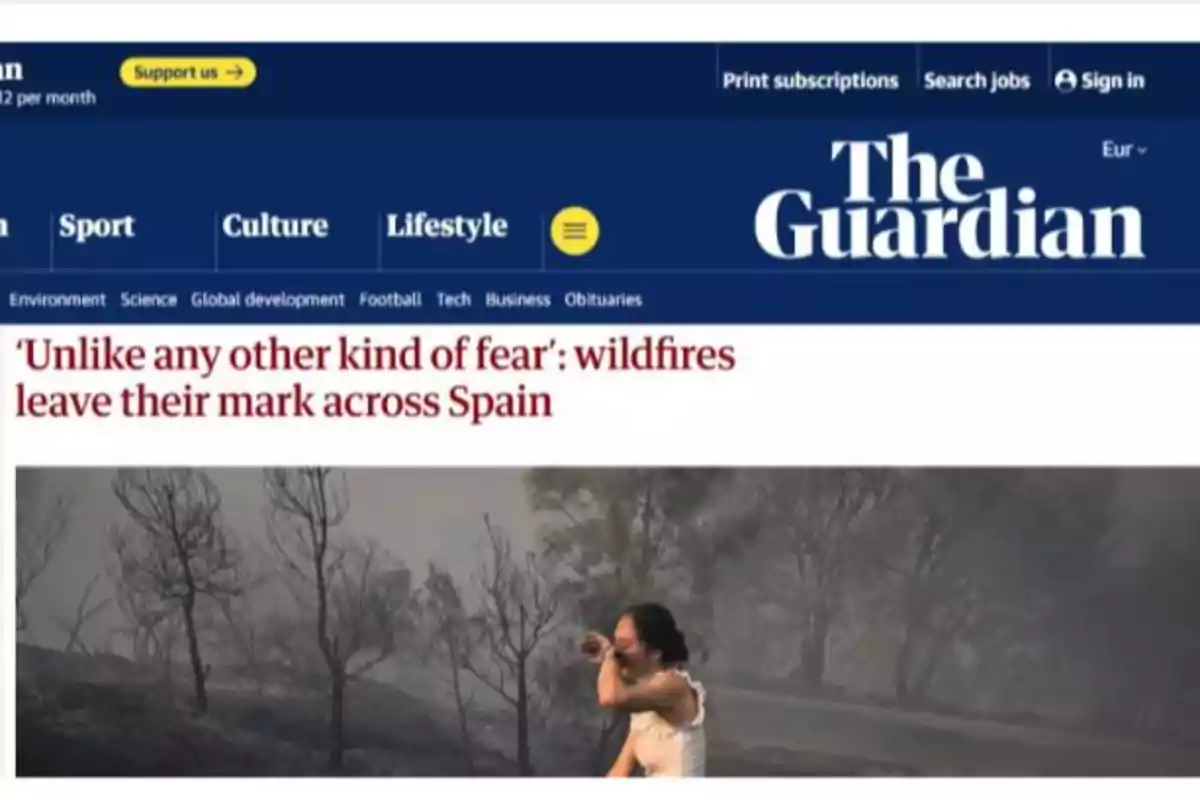 Portada de The Guardian con un titular sobre incendios forestales en España y una imagen de una mujer cubriéndose la cara entre árboles quemados Portada de The Guardian con un titular sobre incendios forestales en España y una imagen de una mujer cubriéndose la cara entre árboles quemados