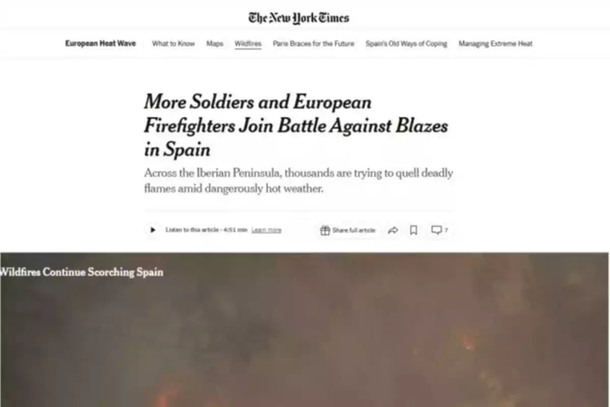 Portada de un artículo de The New York Times sobre soldados y bomberos europeos que se unen para combatir incendios forestales en España con una imagen de humo y fuego en la parte inferior Portada de un artículo de The New York Times sobre soldados y bomberos europeos que se unen para combatir incendios forestales en España con una imagen de humo y fuego en la parte inferior