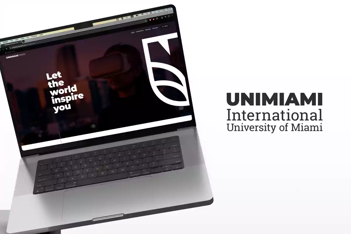 Laptop con la pantalla mostrando una página web de la Universidad Internacional de Miami junto al logotipo de UNIMIAMI International University of Miami sobre fondo blanco