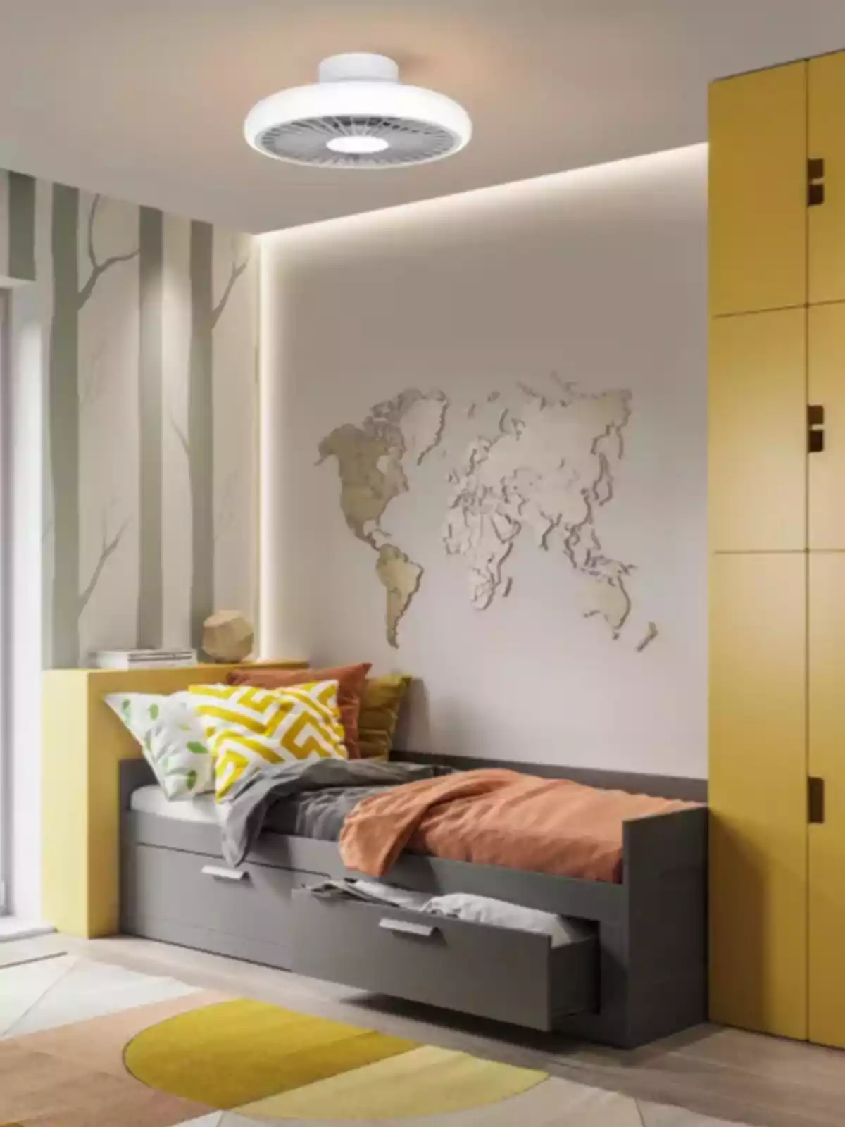 Habitación infantil moderna con cama gris, cajón abierto, ropa de cama en tonos naranjas y amarillos, cojines decorativos, armario amarillo, alfombra circular y mapa del mundo en la pared Habitación infantil moderna con cama gris, cajón abierto, ropa de cama en tonos naranjas y amarillos, cojines decorativos, armario amarillo, alfombra circular y mapa del mundo en la pared