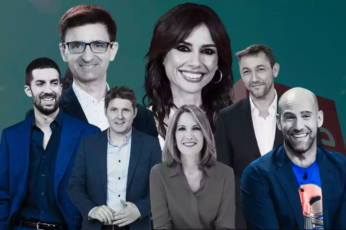 Siete personas posan sonrientes con fondo azul y vestimenta formal