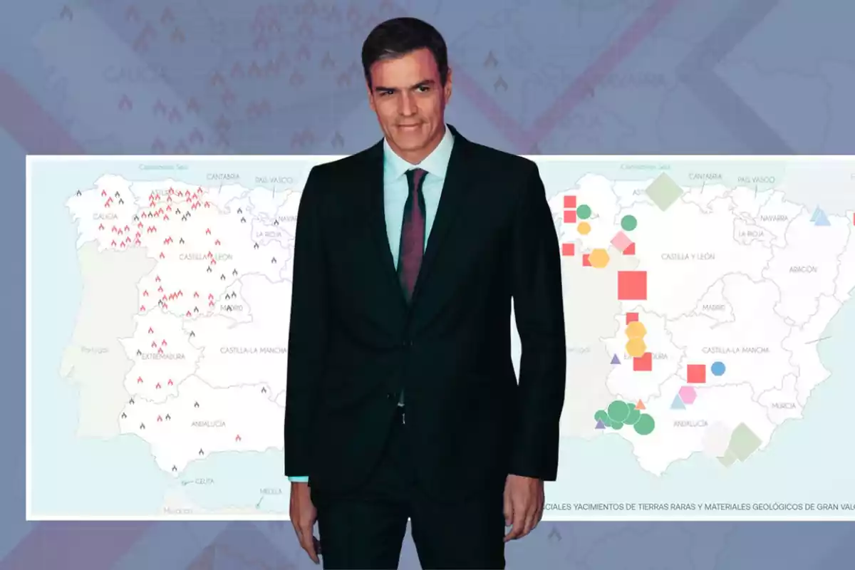 Hombre de traje oscuro y corbata de pie frente a un mapa de España con diferentes símbolos y colores