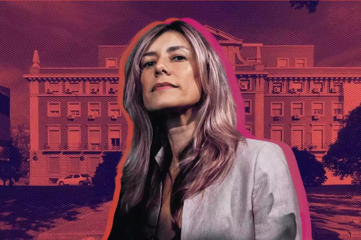Mujer de cabello largo y rubio con expresión seria, vestida con saco claro, frente a un edificio antiguo con fondo en tonos morados y naranjas.