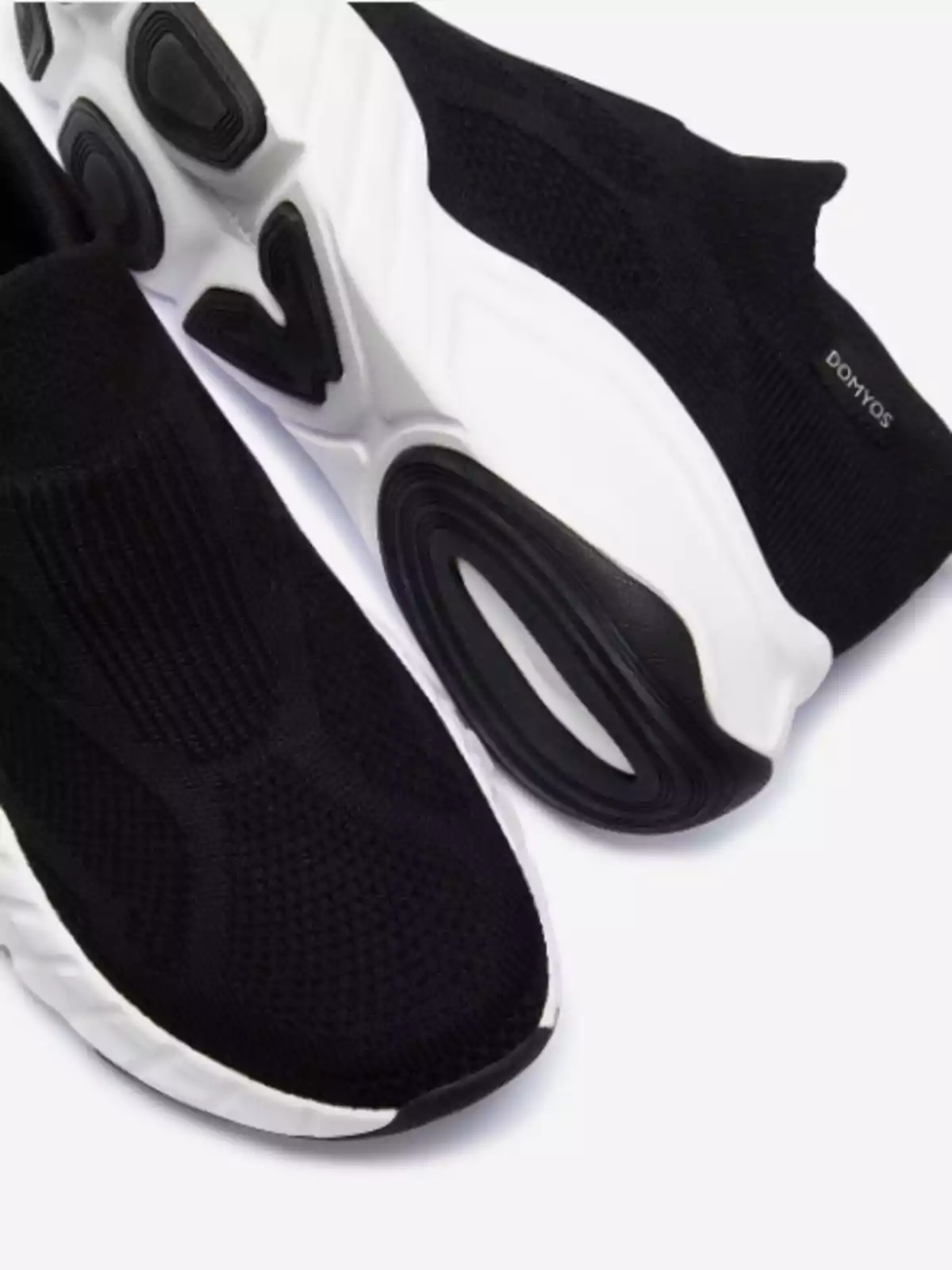 Zapatillas deportivas negras con suela blanca y detalles en negro vistas desde arriba y de lado Zapatillas deportivas negras con suela blanca y detalles en negro vistas desde arriba y de lado