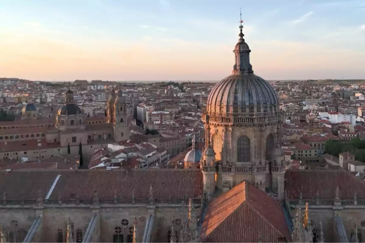 Vista panorámica de la ciudad de Salamanca con la cúpula de la catedral iluminada por la luz del atardecer