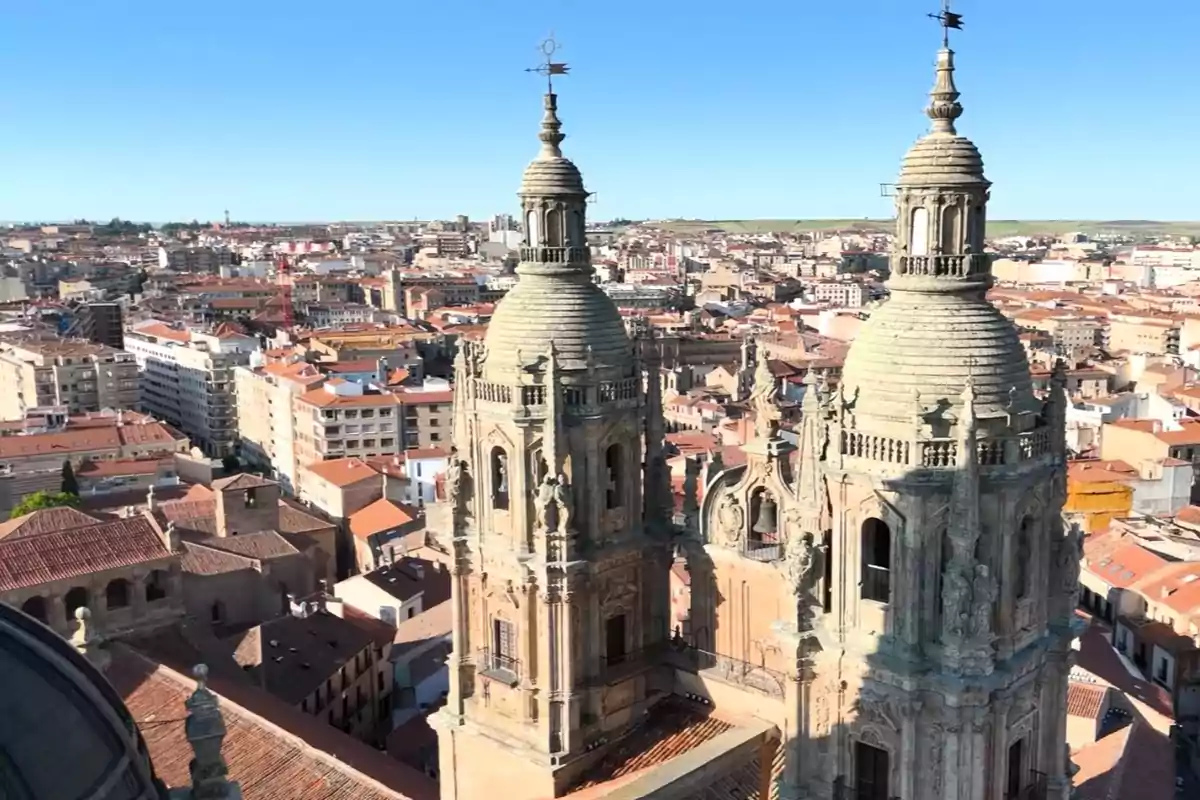 Vista panorámica de la ciudad de Salamanca con las torres de la catedral en primer plano bajo un cielo despejado