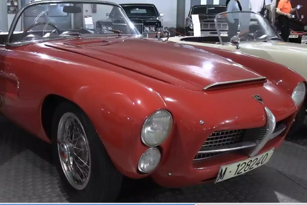 Coche clásico descapotable rojo exhibido en un museo de automóviles antiguos