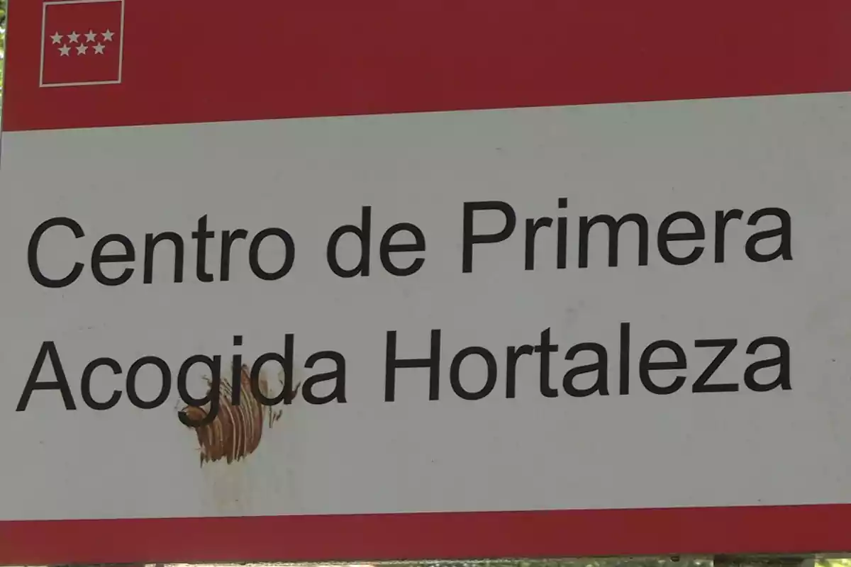 Letrero del Centro de Primera Acogida Hortaleza con una mancha marrón en la parte inferior izquierda del texto Letrero del Centro de Primera Acogida Hortaleza con una mancha marrón en la parte inferior izquierda del texto
