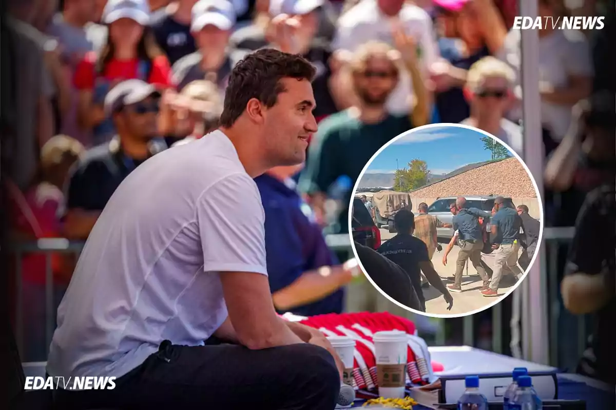 Un hombre con camiseta blanca está sentado frente a una multitud mientras en un recuadro se observa a varias personas escoltando a alguien en una zona exterior con autos y una pared de fondo