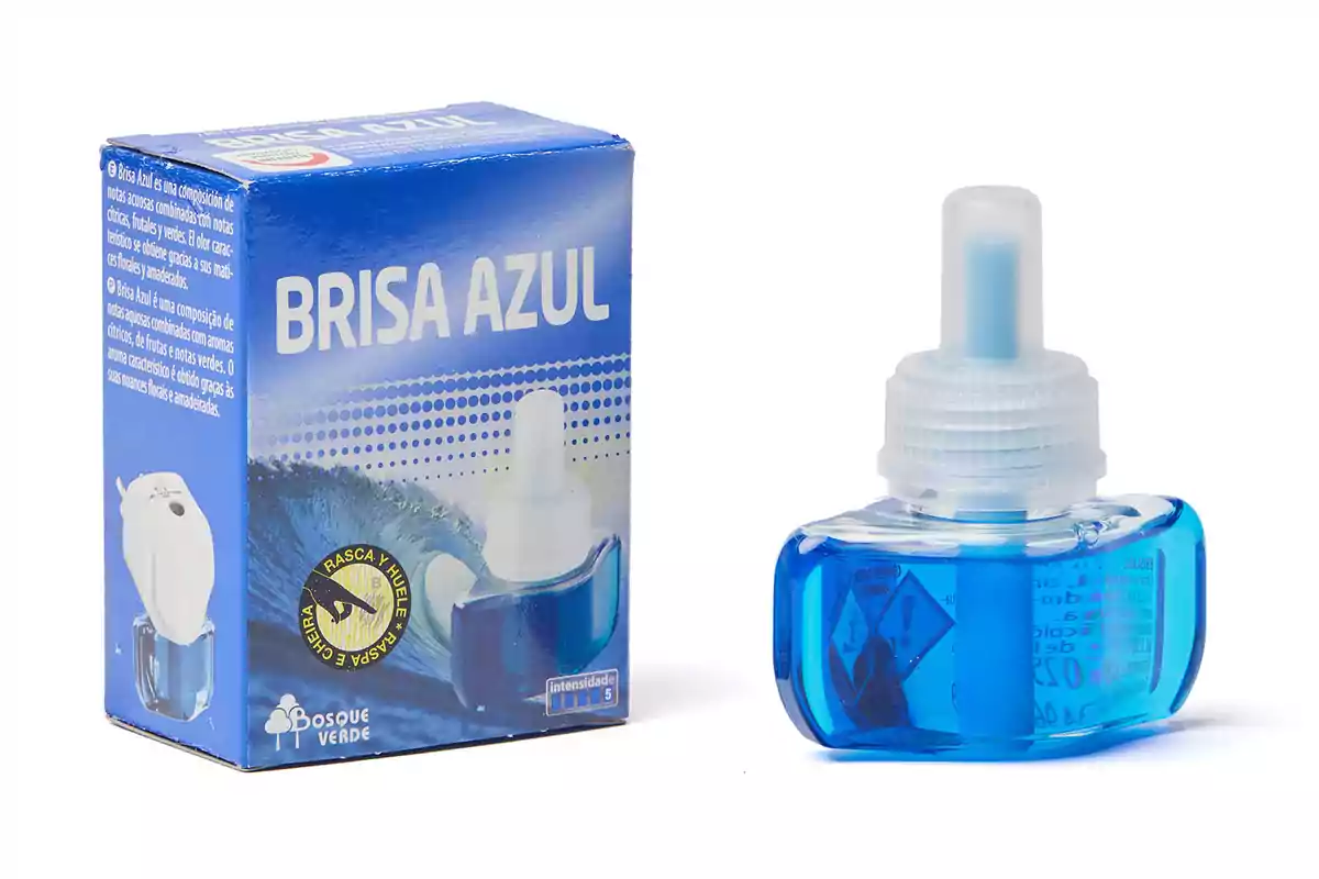 Ambientador eléctrico con recambio de líquido azul y caja con el texto Brisa Azul Ambientador eléctrico con recambio de líquido azul y caja con el texto Brisa Azul