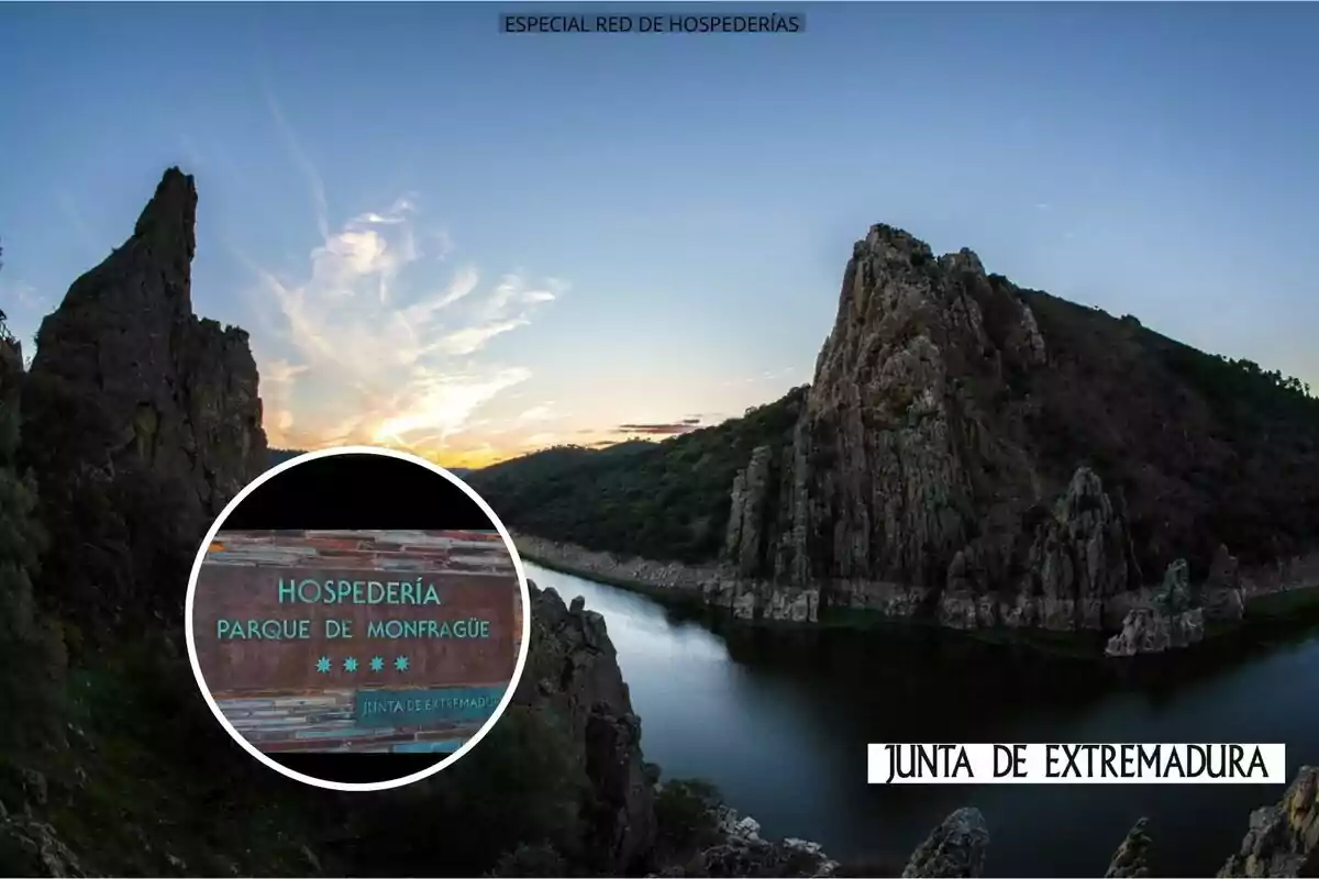 Vista panorámica del Parque de Monfragüe al atardecer con formaciones rocosas y un río, acompañada de un recuadro que muestra el letrero de la Hospedería Parque de Monfragüe y el texto Junta de Extremadura
