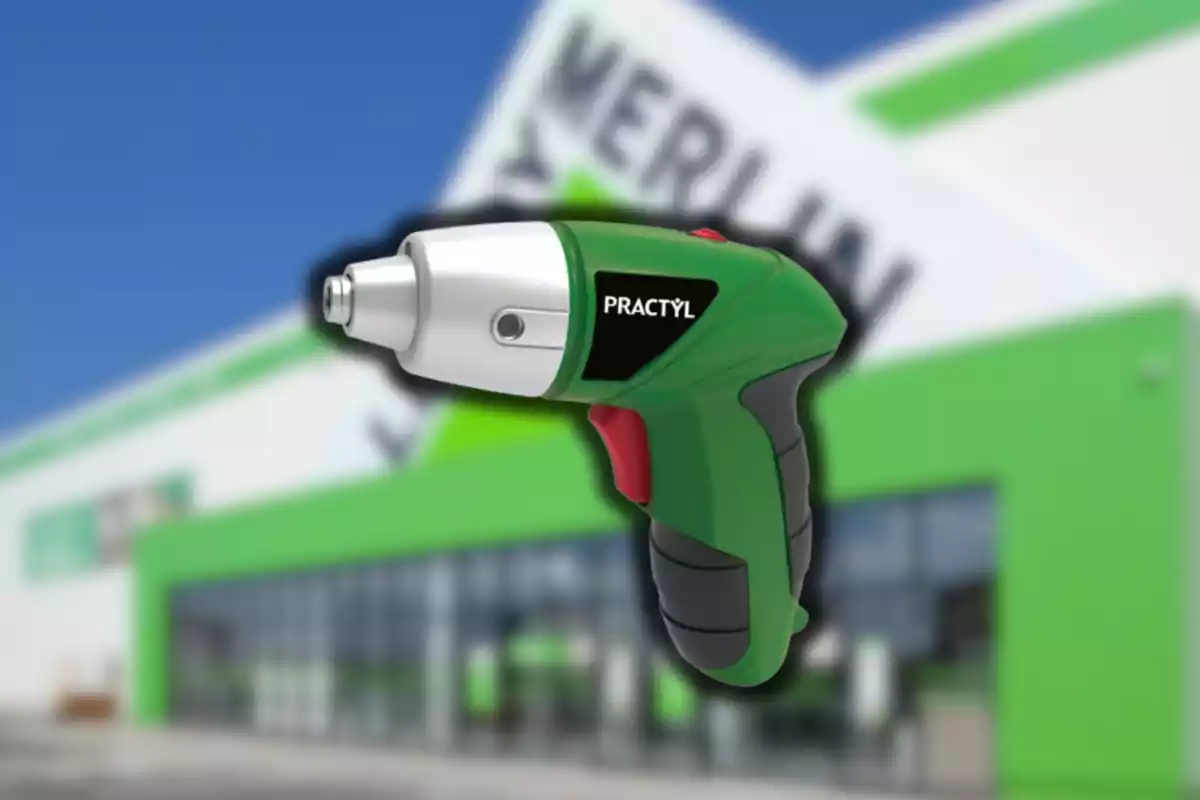 Destornillador eléctrico verde de la marca Practyl con fondo de tienda desenfocado
