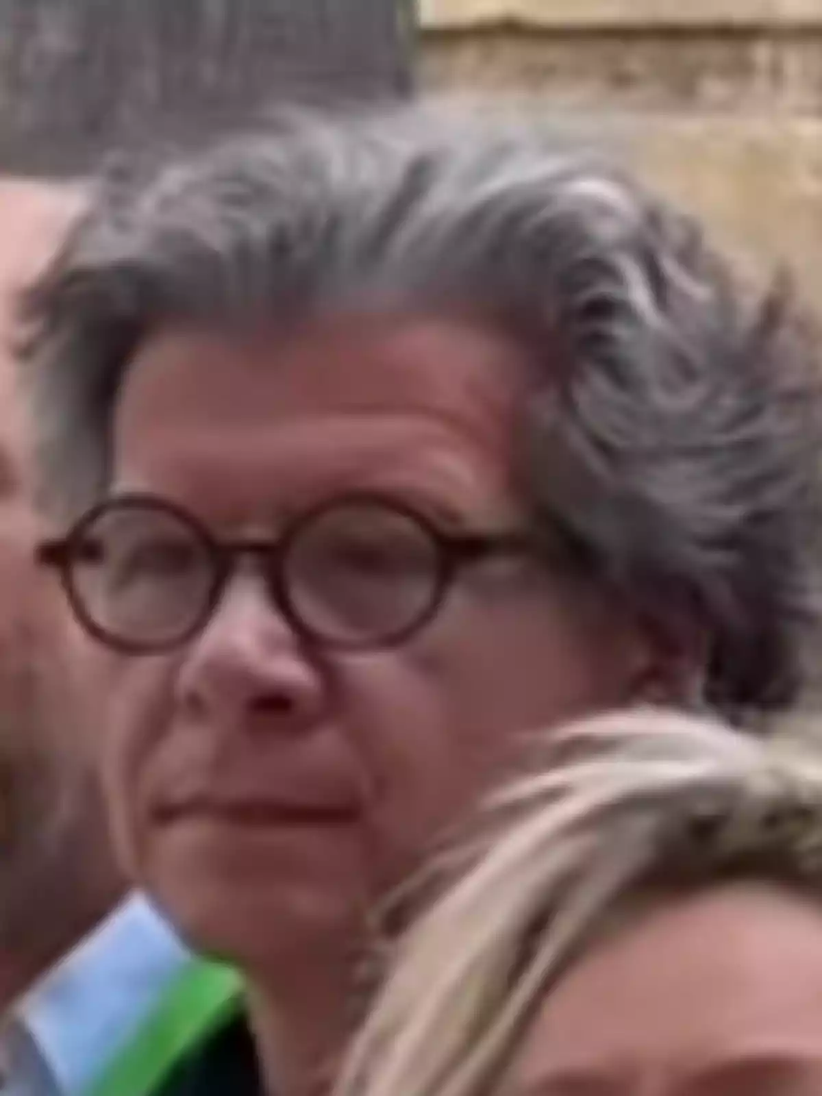 Hombre de cabello canoso y gafas redondas mirando al frente Hombre de cabello canoso y gafas redondas mirando al frente