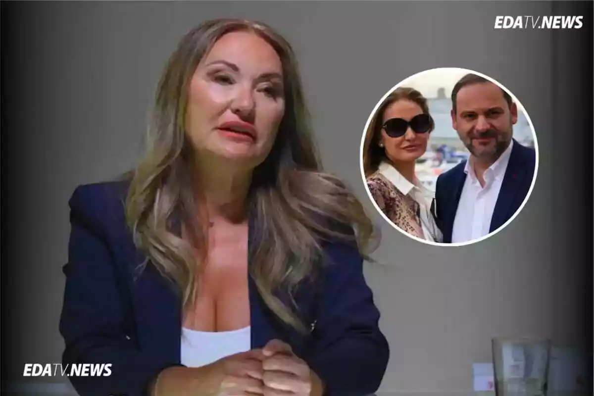 Mujer de cabello largo y suelto sentada frente a una mesa con un recuadro circular que muestra a una pareja posando juntos al aire libre