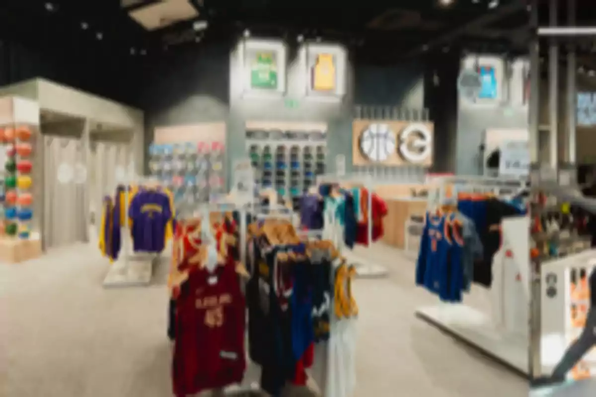 Tienda de ropa deportiva con camisetas de baloncesto y balones en exhibición