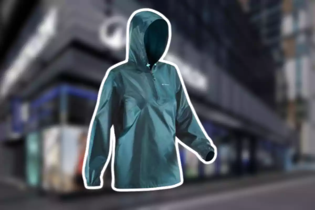 Chamarra impermeable con capucha en color verde sobre un fondo urbano desenfocado Chamarra impermeable con capucha en color verde sobre un fondo urbano desenfocado