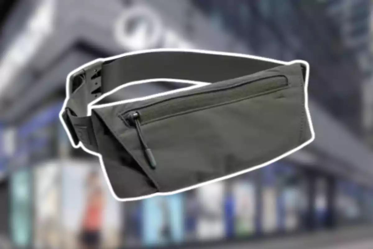 Cangurera negra con cierre al frente sobre un fondo urbano desenfocado Cangurera negra con cierre al frente sobre un fondo urbano desenfocado